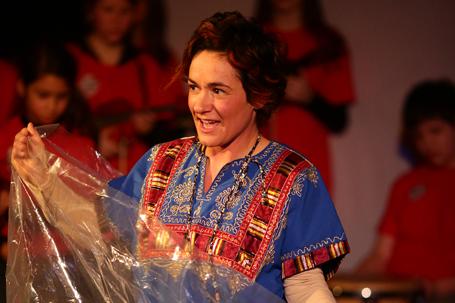 Il bambino che cammina nel deserto